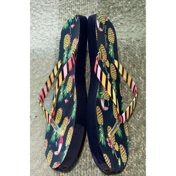 New Vera Bradley Navy Pineapple Flip Flops - Picture 2 of 5